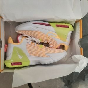 Nike Lebron Witness Melon. Mens 6